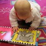 Jak nauczyć niemowlę raczkować? Praktyczny poradnik