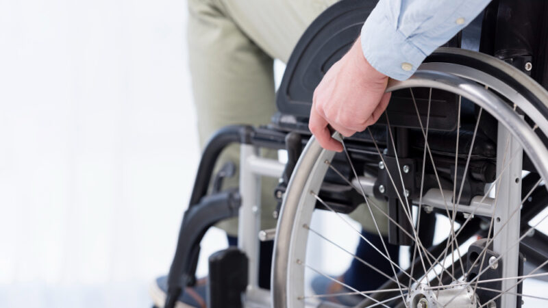 Wózek inwalidzki — czym kierować się przy jego wyborze?